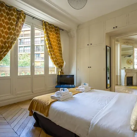 3br - 10p - Passy - Eiffel Tower דירה פריז